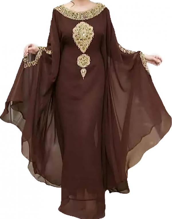 Gaun dengan desain cape yang menambahkan sentuhan dramatis